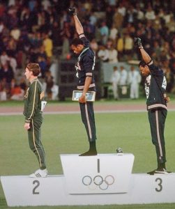 Tommie Smith et John Carlos levant le poing sur le podium des JO de Mexico