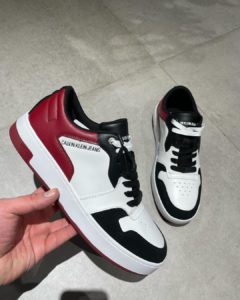 paire de basket pour homme Calvin Klein aux couleur blanc, noir et rouge